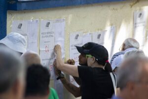 ¿Son inviables las elecciones para el 25 de mayo? Decisión es más política que técnica, advierten expertos