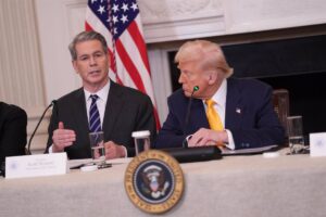 El secretario del Tesoro de EEUU no ve peligro de recesión y espera a ver qué "ofrece" la comunidad internacional