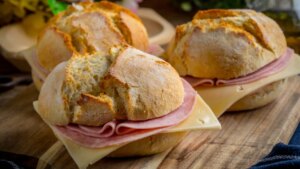 Esta es la hortaliza que deberíamos ponerle a los bocatas con embutidos, según los italianos