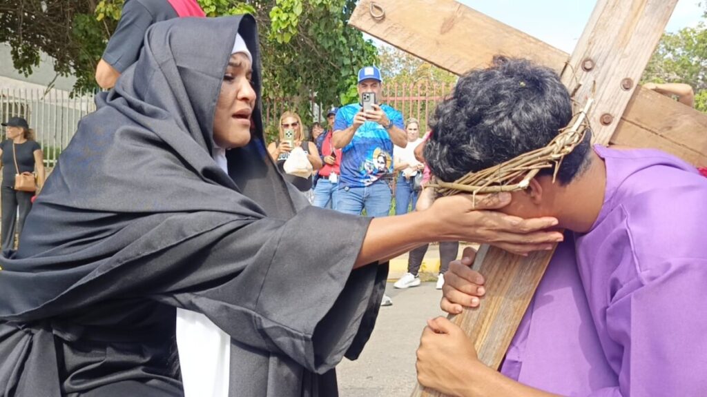 60 estudiantes del Divina Providencia revivieron la pasión y muerte de Jesús