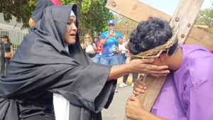 60 estudiantes del Divina Providencia revivieron la pasión y muerte de Jesús