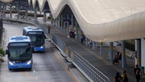A un hombre encadenado en Metrocali le quitaron navajas, pero tenía otra oculta: en pleito, funcionario herido