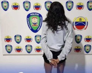 Adolescente intentó lanzar a su bebé por un balcón