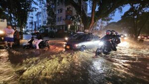 Aguacero volvió a poner en aprietos a buena parte de Cali: hay inundaciones y fuerte congestión vial