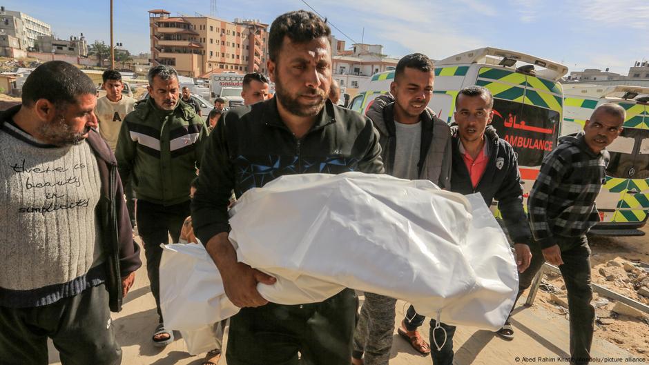 Al menos 40 muertos en Gaza dejan bombardeos – DW – 18/04/2025