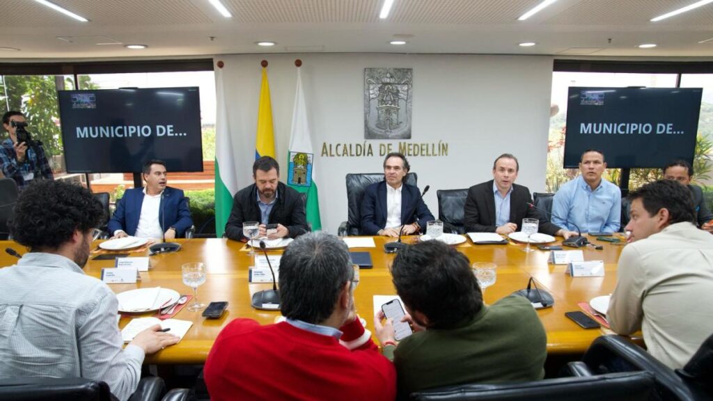 Alcaldes de las ciudades capitales del país pidieron al Gobierno, desde Medellín, ofensiva contra grupos criminales