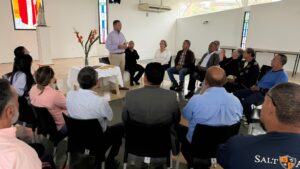 Amigos de Omar González bautizan su libro mientras él sigue asilado en la embajada argentina en Caracas