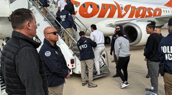 Anuncian nuevo vuelo con migrantes venezolanos