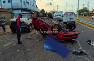 Anzoátegui: Fiat Palio se volcó y luego se estrelló contra un camión estacionado, cobrando la vida de una adolescente