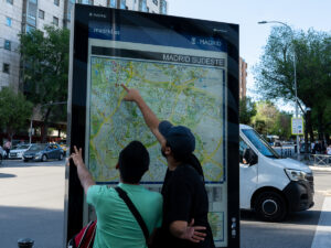 Apagón en Madrid: todos en la calle, sin dinero en efectivo y atentos a las emisoras de radio
