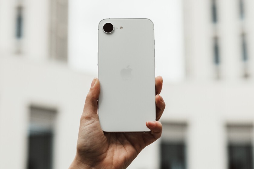 Apple lleva años obsesionada con el iPhone premium. Lo único que necesitaba era uno bueno y barato