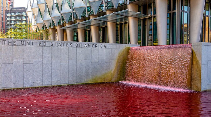 Arrestan a activistas de Greenpeace por verter tinte rojo en estanque de una embajada