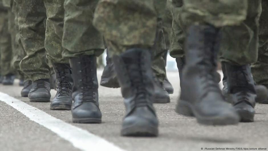 Así recluta Rusia en los territorios ucranianos ocupados – DW – 20/04/2025