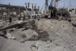 Aumentan a más de 70 los muertos por un ataque de EEUU contra un puerto petrolero en Yemen