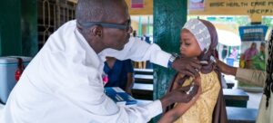 La vacunación ha caído en el mundo y, como consecuencia directa, están subiendo los brotes de enfermedades como sarampión, la tuberculosis o la fiebre amarilla, entre otras, alerta una declaración conjunta de varias agencias de la ONU.
