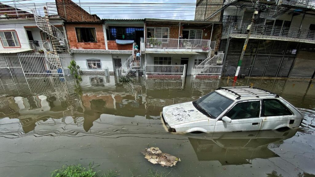 Cali amaneció colapsada por fuertes lluvias: oriente y sur de la ciudad, entre los más afectados