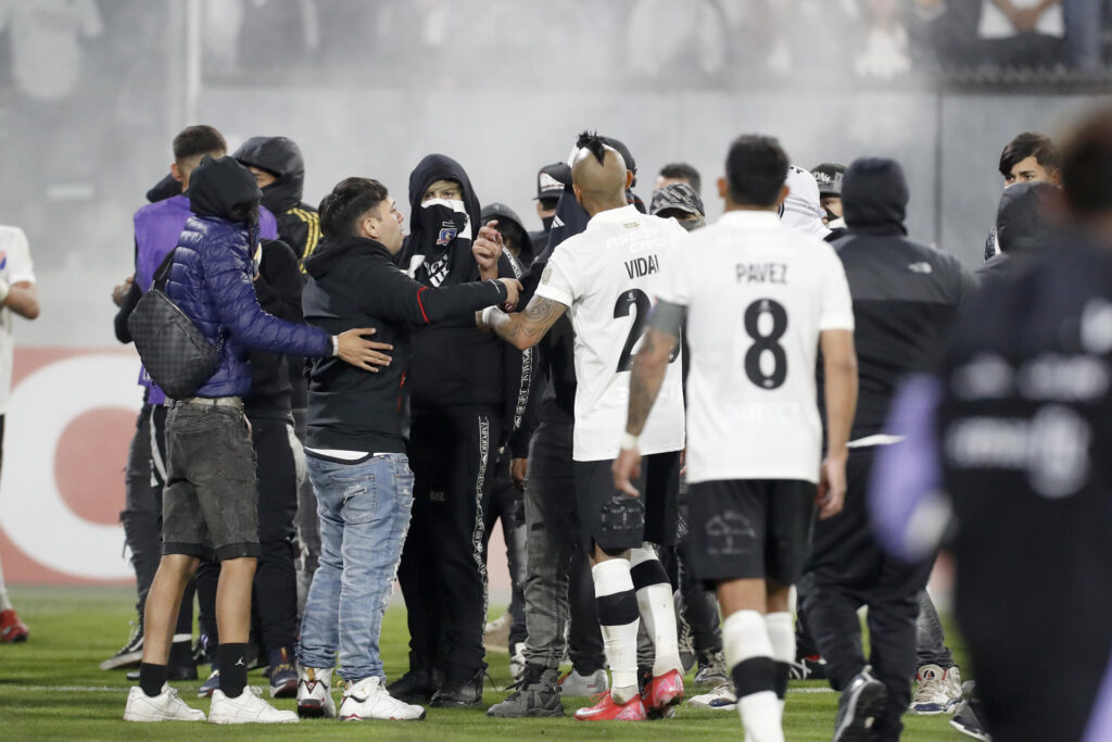 Cancelado el Colo Colo-Fortaleza tras invasión de la cancha y muerte de dos hinchas - AlbertoNews