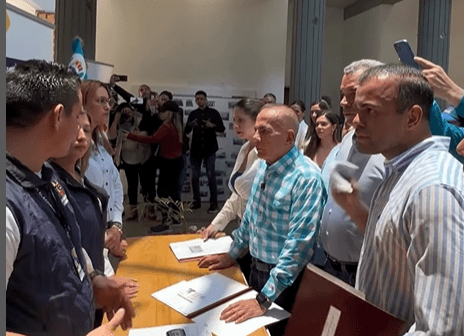 Candidatos opositores se inscribieron ante el CNE