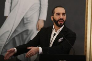 Canjear a presos políticos por migrantes deportados a El Salvador, propone Bukele a Maduro