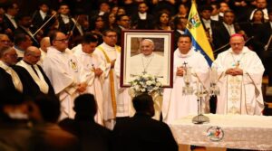 Caracas rindió emotivo homenaje al papa Francisco con una misa en el Teatro Teresa Carreño