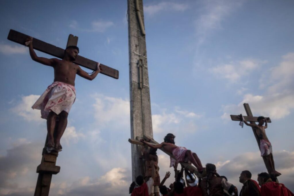Caraqueños viven la tradición del viacrucis en Petare