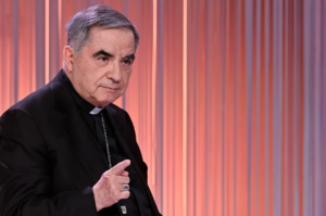 Cardenal Becciu, a quien Francisco quitó privilegios, renuncia al cónclave