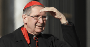 Cardenal que secretamente quiere ser Papa hace como que no quiere ser Papa pero todo el mundo sabe que tiene full ganas de ser Papa
