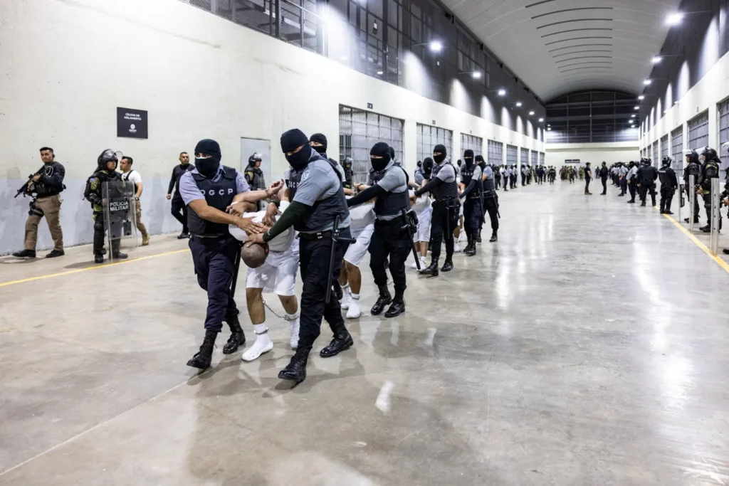 Casa Blanca dice que no hay límite en número de supuestos pandilleros que puede enviar a El Salvador