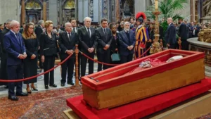 El catolicismo en Brasil pierde aceleradamente fieles y en 2032 su número, en el país del mundo con más católicos, sería sobrepasado por los de las iglesias evangélicas, analizan para IPS varios especialistas, cuando la Iglesia católica está por escoger un nuevo papa.
