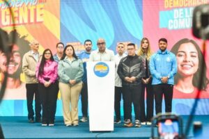 Chavismo llama a "repudiar" con los votos a los "extremistas" y "fascistas"