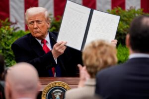 China condena los aranceles recíprocos de Trump y promete represalias - AlbertoNews