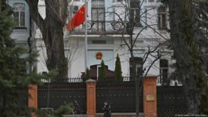 China niega haber entregado armas a Rusia – DW – 18/04/2025