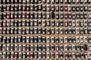 Coches en el puerto de Los Angeles afectados por la política arancelaria de Trump.