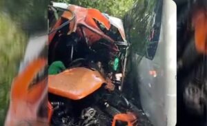 Choque de autobuses deja seis muertos y 13 heridos
