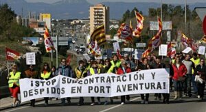 Cientos de trabajadores en huelga protestan frente a las puertas de PortAventura