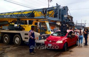 Colisión entre un Volkswagen Fox y una grúa Grove en Guanipa no dejó lesionados