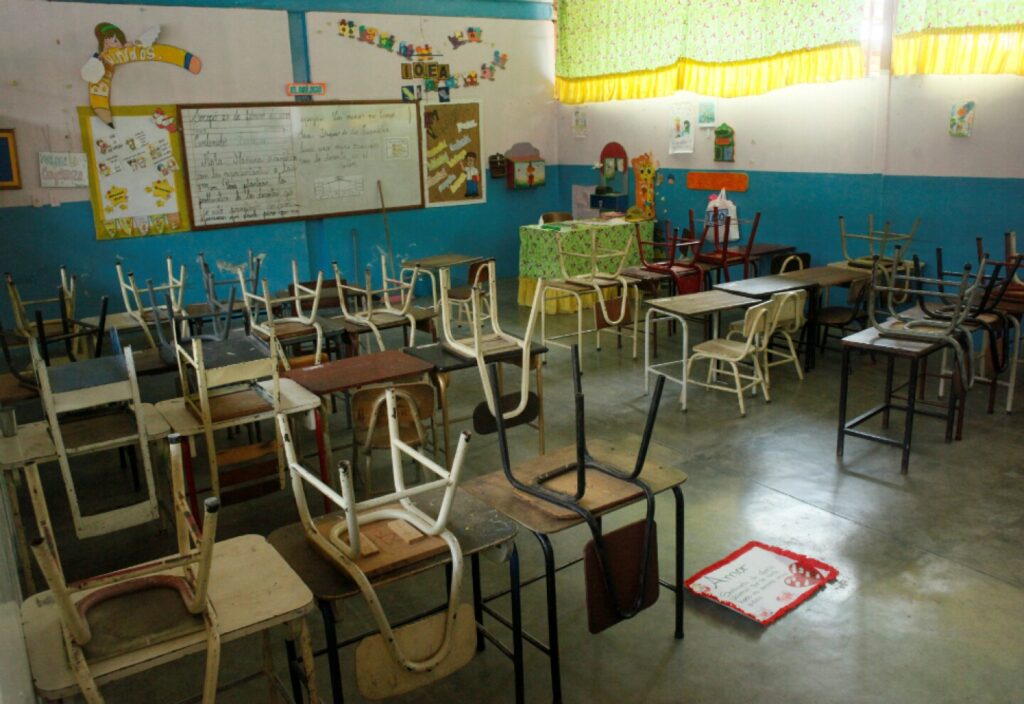 Comienza último trimestre escolar en Venezuela y los docentes hacen maromas para sobrevivir