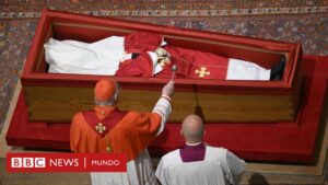 Cómo Francisco cambió los funerales de los papas y por qué el suyo no fue "como el de un emperador romano"