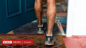 Cómo el simple hábito de sacarte los zapatos cuando entras a tu casa puede traer beneficios enormes para tu salud