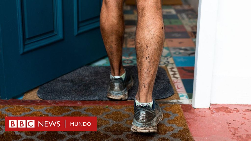 Cómo el simple hábito de sacarte los zapatos cuando entras a tu casa puede traer beneficios enormes para tu salud