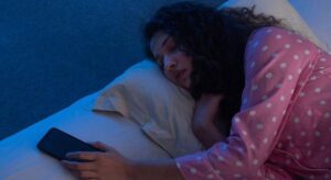 Cómo es de saludable dormir cerca del móvil todas las noches