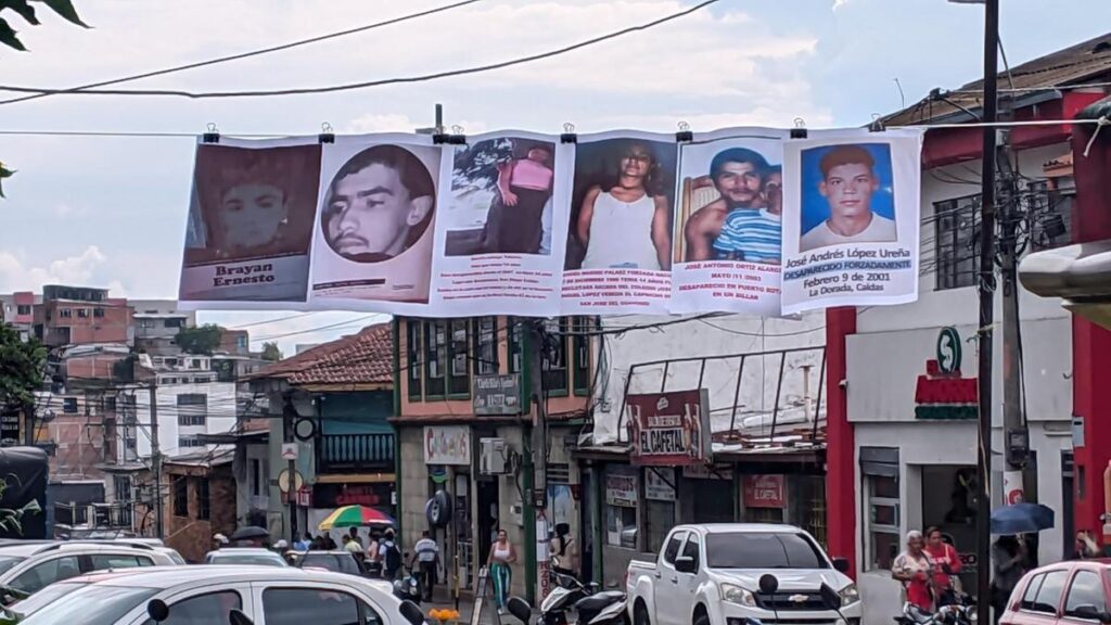 Con fotos y sentidos mensajes en conmemoración de sus familiares, colectivo de mujeres en Caldas clama por justicia