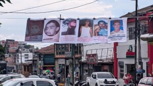 Con fotos y sentidos mensajes en conmemoración de sus familiares, colectivo de mujeres en Caldas clama por justicia
