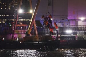 Continúa la investigación del accidente de helicóptero en Nueva York con buzos en el río Hudson donde se cree que aún quedan partes de la aeronave sumergidas