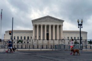 Corte Suprema de EEUU suspende deportación de venezolanos a El Salvador