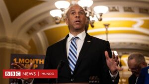 Cory Booker, el senador que lleva más de 15 horas dando un discurso de protesta contra Trump (y seguirá mientras el cuerpo se lo permita)