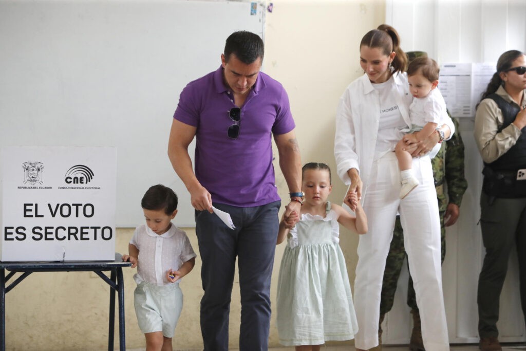 Daniel Noboa emitió su voto acompañado de su familia y esperará en su casa resultado de elección en Ecuador - AlbertoNews