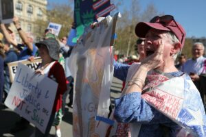 Decenas de miles en EEUU se manifiestan contra Trump en las calles - AlbertoNews