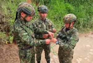 Desactivaron más de 100 kilos de explosivos de disidentes de las Farc en Colombia - AlbertoNews