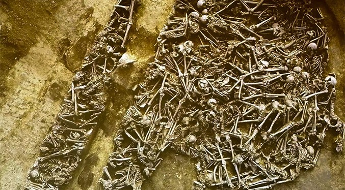 Descubren una fosa común bajo un campo de fútbol
